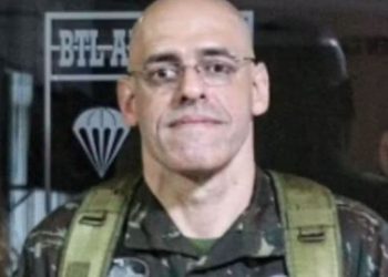 Comandante do Exército morre em exercício de salto livre de paraquedas, em Goiás