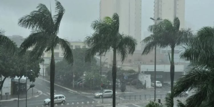 Fim de semana em Goiás tem previsão de tempestades com rajadas de ventos e granizo