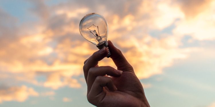 Goianos podem ter até 65% de desconto na conta de luz; veja como se cadastrar 