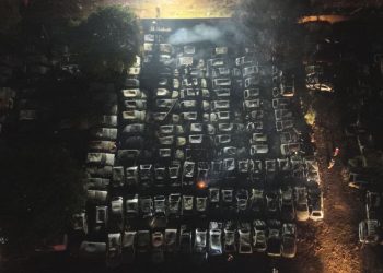 Incêndio atinge pátio da SMM em Goiânia e destrói mais de 160 carros