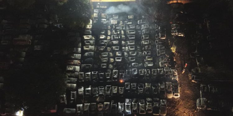 Incêndio atinge pátio da SMM em Goiânia e destrói mais de 160 carros