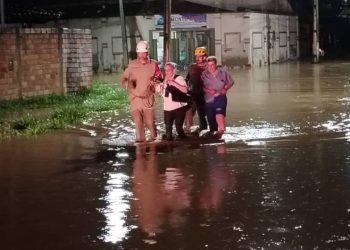 Oito pessoas são resgatadas após ficarem ilhadas durante temporal na Grande Goiânia