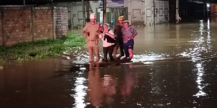 Oito pessoas são resgatadas após ficarem ilhadas durante temporal na Grande Goiânia