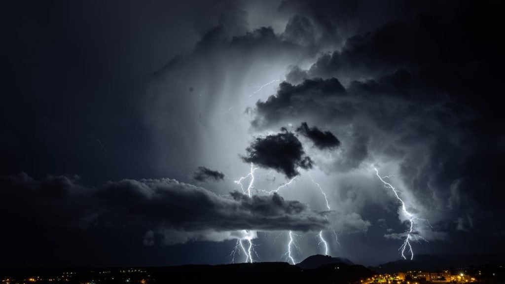 Semana deve ser marcada por temperaturas elevadas e tempestades, em Goiás
