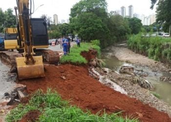 Trânsito na Marginal Botafogo é alterado para reparos em muro após fortes chuvas