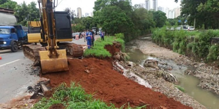 Trânsito na Marginal Botafogo é alterado para reparos em muro após fortes chuvas