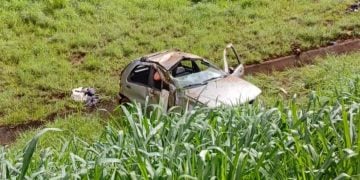 Carro com 7 pessoas capota em Rio Verde e deixa criança em estado grave