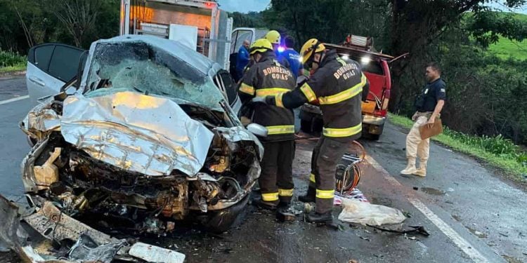 Colisão entre dois carros mata quatro pessoas na BR-153, em Rialma