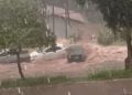 Veja o momento em que carros são arrastados por enxurrada durante chuva em Goiânia