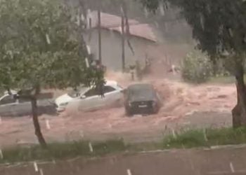 Veja o momento em que carros são arrastados por enxurrada durante chuva em Goiânia