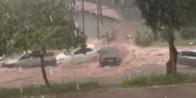 Veja o momento em que carros são arrastados por enxurrada durante chuva em Goiânia