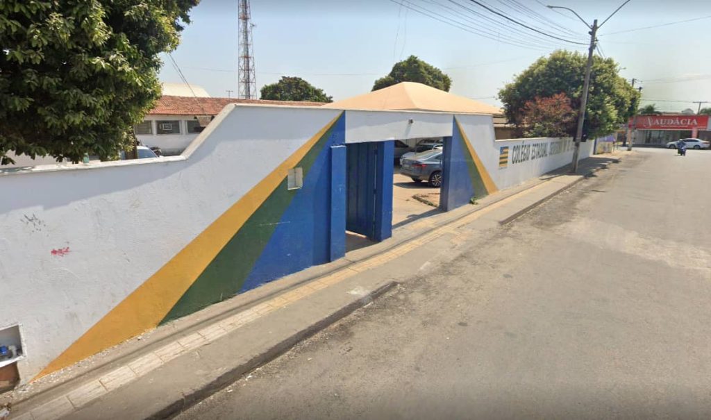 estudante esfaqueado na porta de escola