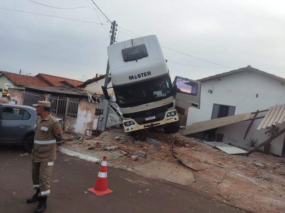 caminhão desgovernado Mineiros