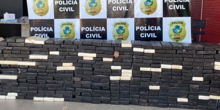 Ônibus de prefeitura em Goiás é flagrado transportando 500 kg de cocaína