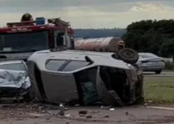 Acidente entre carros e carreta deixa seis feridos na BR-060, em Goianápolis