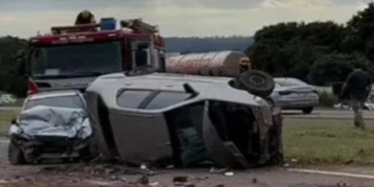 Acidente entre carros e carreta deixa seis feridos na BR-060, em Goianápolis