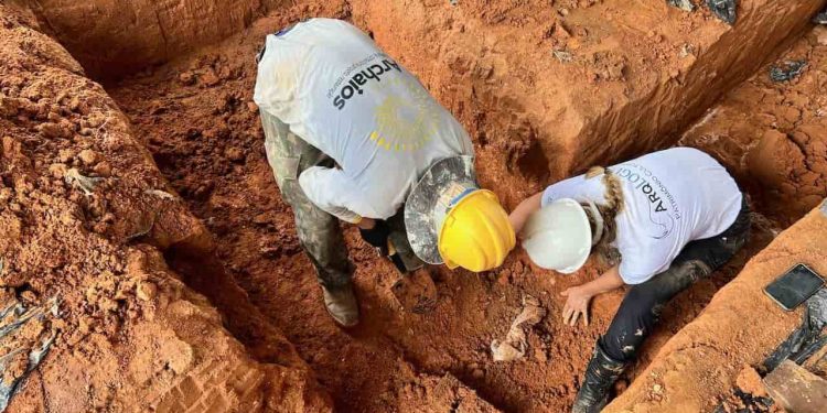 Cemitério de mais de 200 anos é encontrado durante obras em Igreja de Goiás