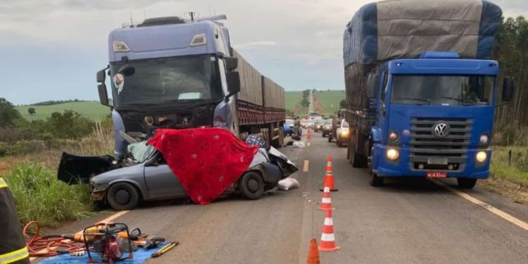 Cinco pessoas morrem após grave acidente entre carro e caminhão na GO-346