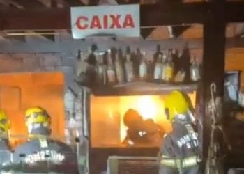 Incêndio atinge cozinha de restaurante em trindade; veja o vídeo