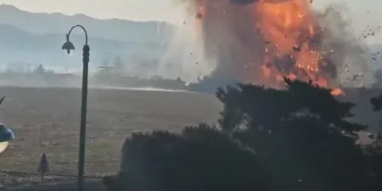 avião saiu da pista no momento do pouso, bateu contra um muro e explodiu no Aeroporto Internacional de Muan