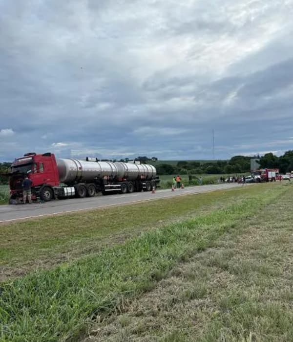 Acidente com carreta e carros na BR-060