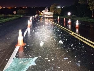 Acidente entre caminhão e ônibus na BR-153, em Uruaçu