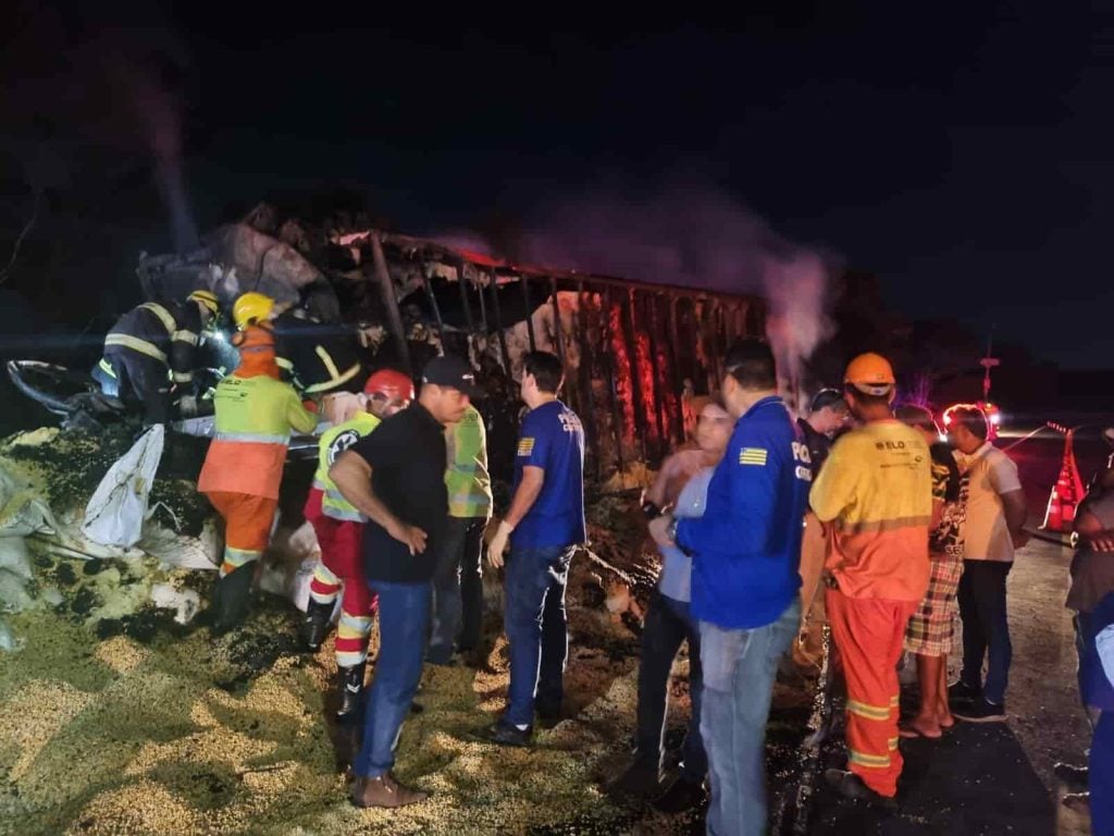 Quatro pessoas morrem carbonizadas após acidente na BR-153, em Uruaçu