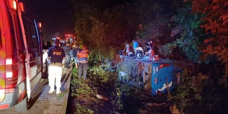 Ônibus tomba e deixa criança e mais três homens feridos na BR-153, em Goiás 