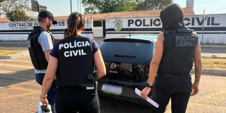 Cuidadora é presa suspeita de espancar idosa com cabo de vassoura, em Goiás; vídeo