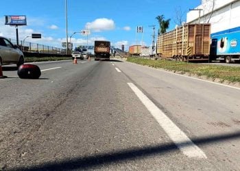 Jovem cai de moto e morre após ser atropelado por caminhão na BR-153, em Goiânia