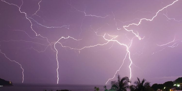 Mais de 160 cidades goianas têm alerta de tempestades neste domingo (26)