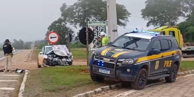 Motorista e pacientes morrem em acidente entre carro e carreta na BR-153, em Goiás