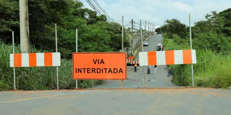 Ponte é interditada em Aparecida por risco de desabamento após fortes chuvas