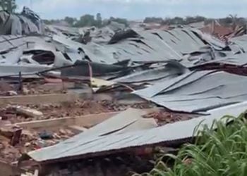 Temporal destrói depósito de colchões em Uruaçu; veja vídeo