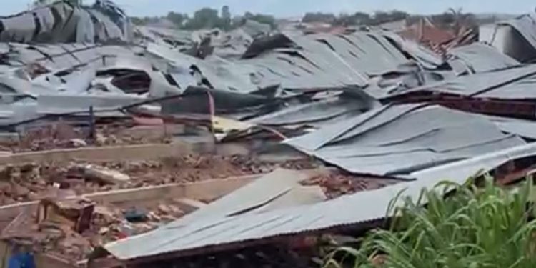 Temporal destrói depósito de colchões em Uruaçu; veja vídeo