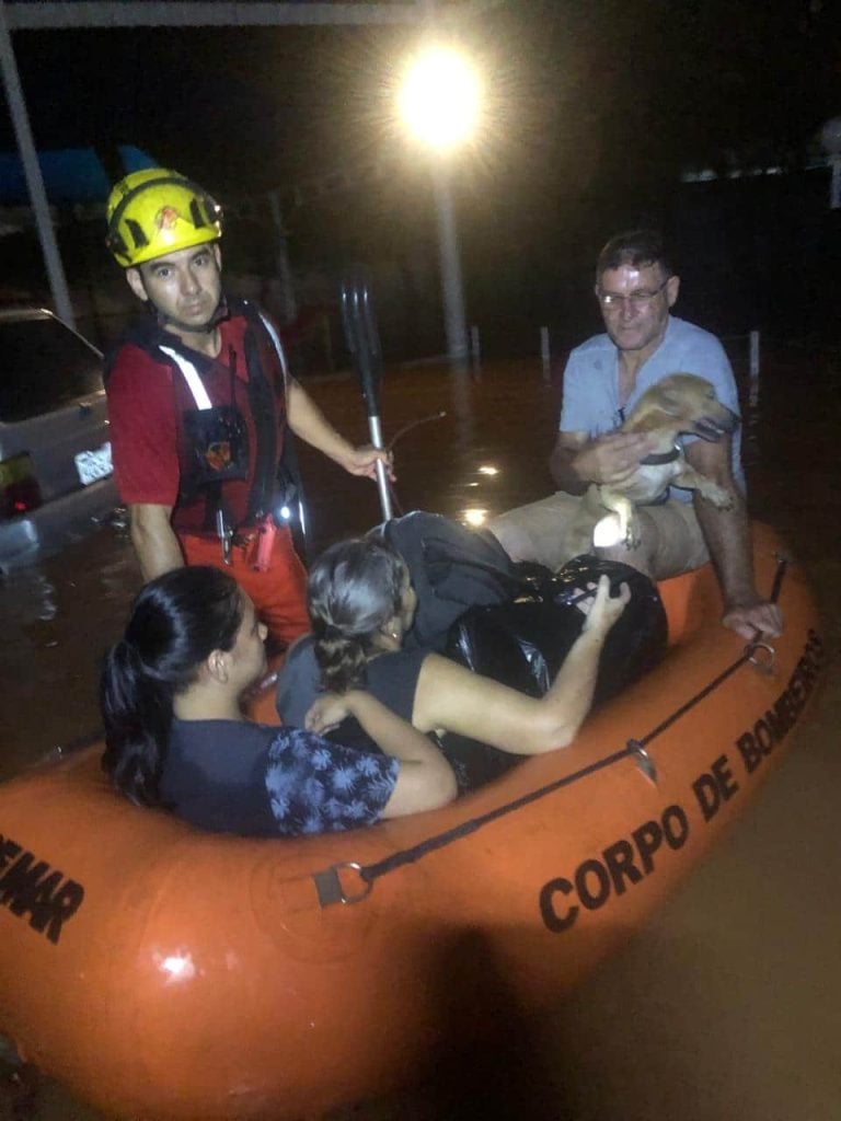 Famílias resgatadas após alagamento em Goiânia