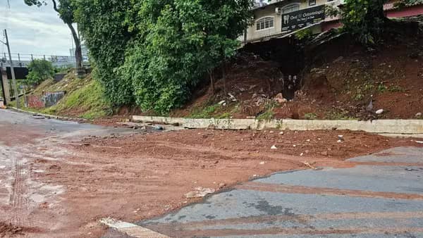 Deslizamento de terra na Marginal Botafogo