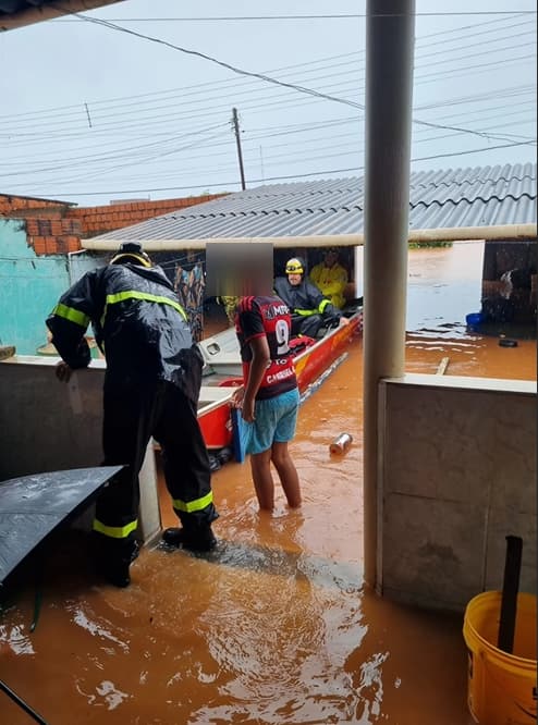 Famílias resgatadas após temporal