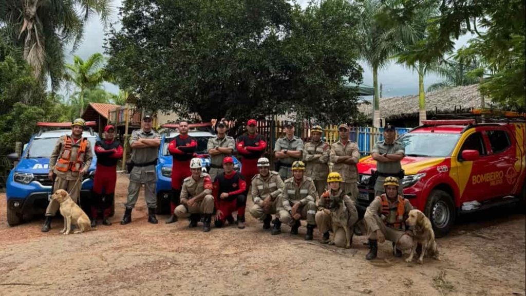 equipe de buscas pelo menino desaparecido