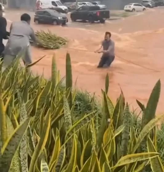 Pedestre resgatado durante chuva em Goiânia