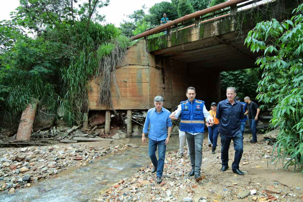 Prefeito Leandro Vilela vistoria ponte interditada