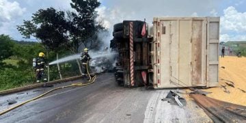 Acidente entre 3 carretas e um carro deixa uma pessoa morta e 5 feridas na GO-326