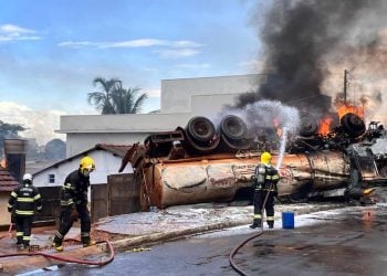 Caminhão carregado com etanol tomba, pega fogo e deixa quatro feridos em Rio Verde