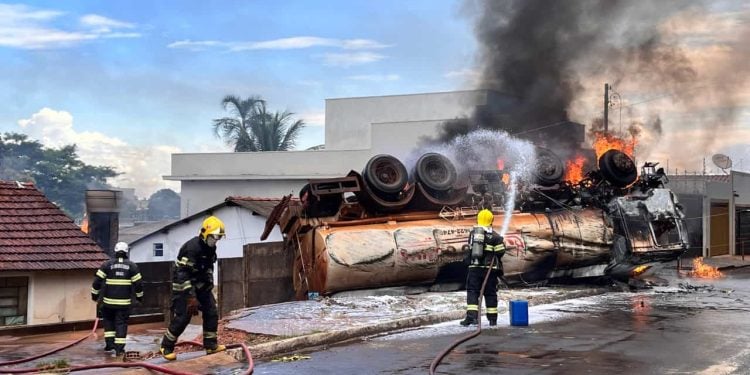 Caminhão carregado com etanol tomba, pega fogo e deixa quatro feridos em Rio Verde