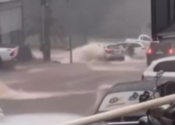 Chuva em Goiânia motoqueiro quase é levado pela correnteza em avenida; vídeo