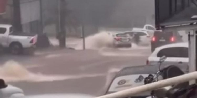 Chuva em Goiânia motoqueiro quase é levado pela correnteza em avenida; vídeo