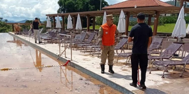 Chuvas fortes alagam Rua e provocam destruição em Pirenópolis; veja vídeo