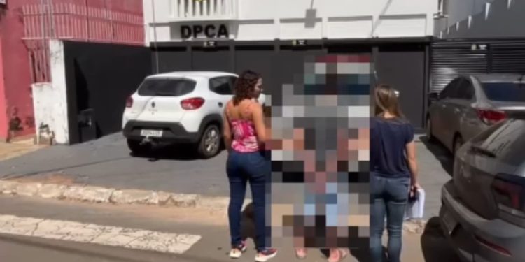 Homem é preso suspeito de estuprar netas da namorada; vítimas gravaram os abusos