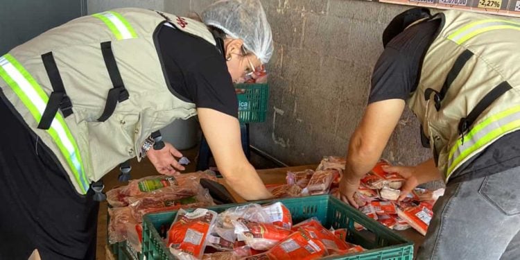 Supermercado de Goiânia é autuado por comercializar produtos vencidos e impróprios para consumo