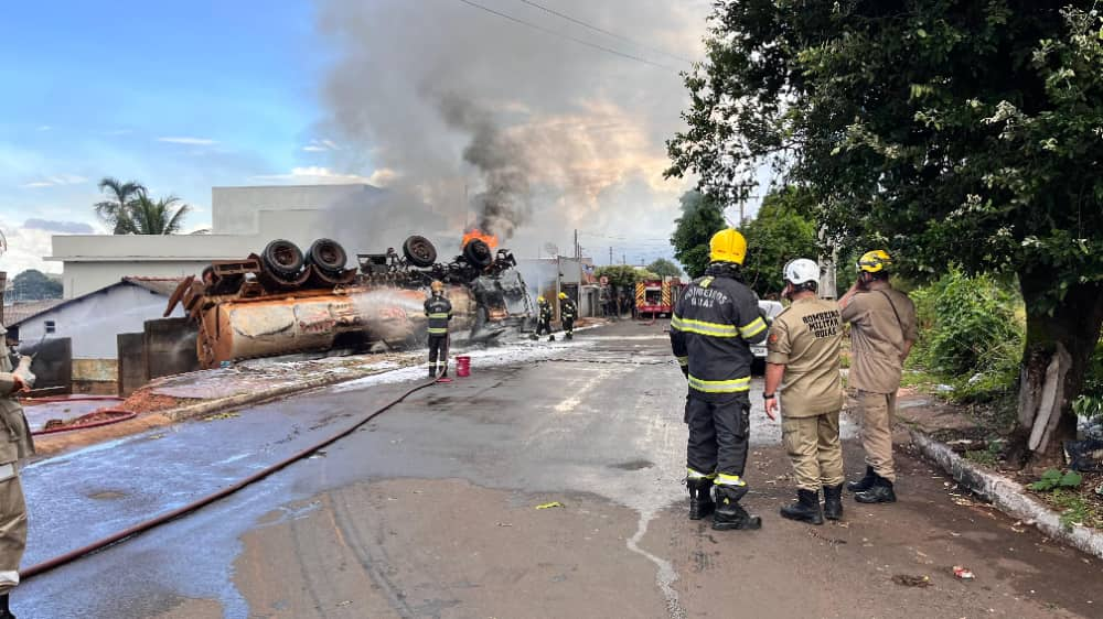 Acidente com caminhão carregado com etanol